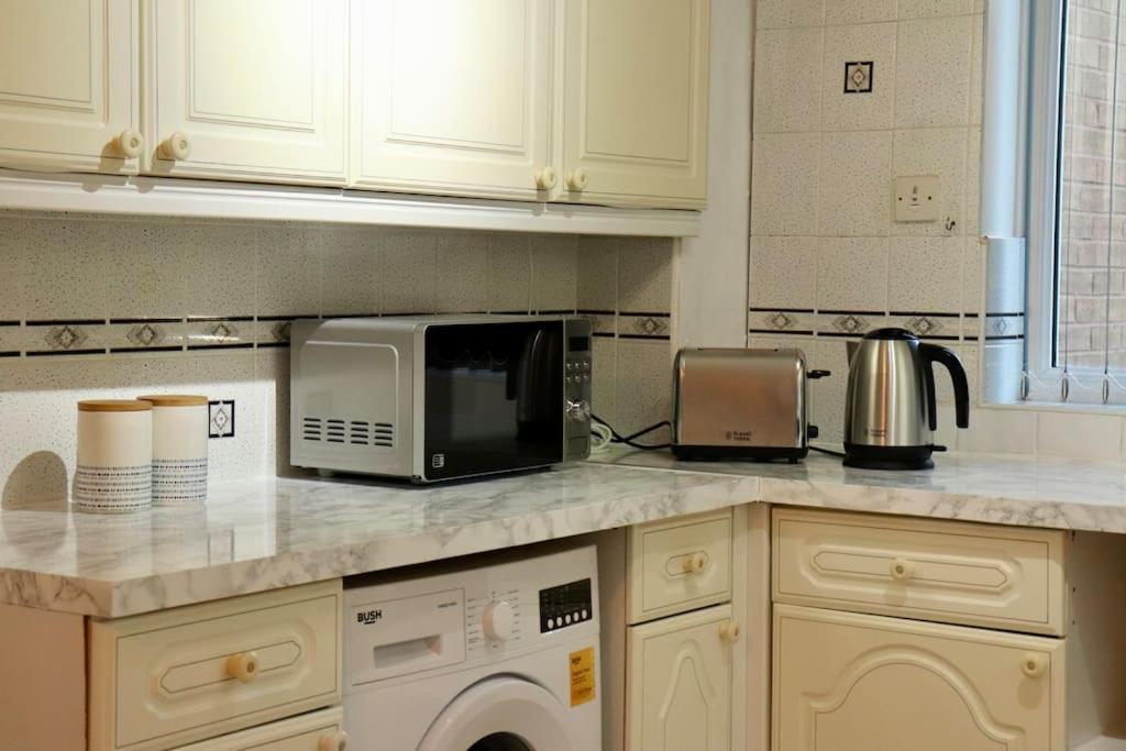 Lovely Staycation With Family Free Parking & Wifi Leeds  Esterno foto