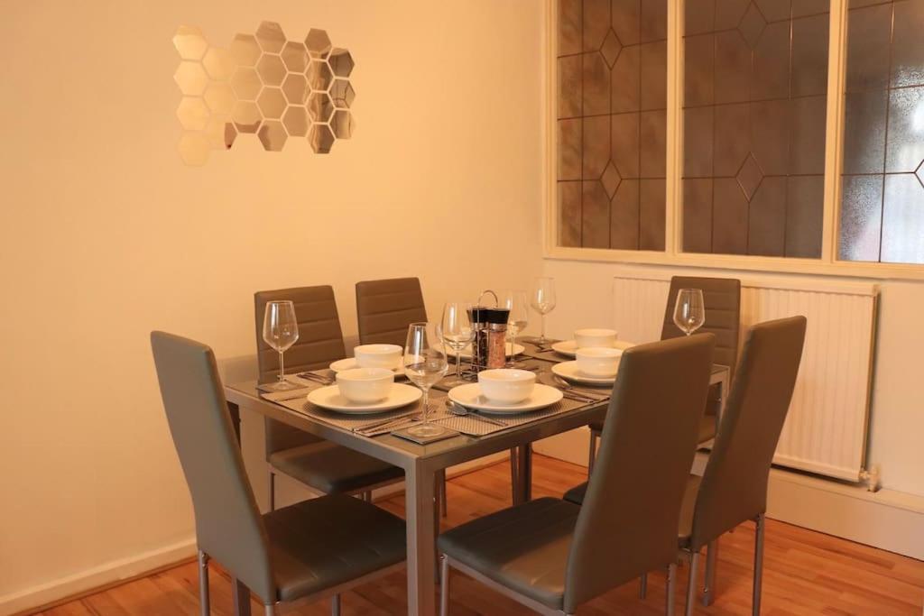 Lovely Staycation With Family Free Parking & Wifi Leeds  Esterno foto