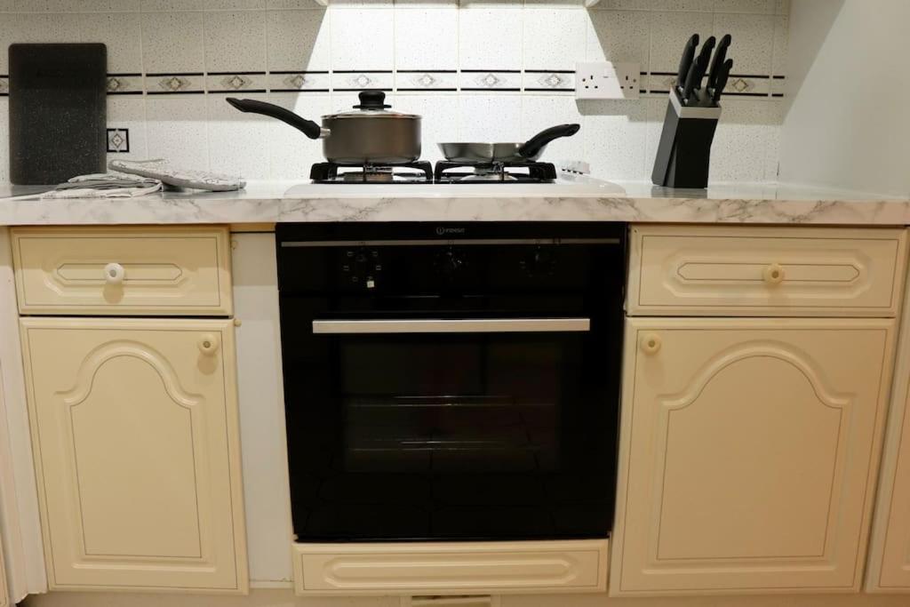 Lovely Staycation With Family Free Parking & Wifi Leeds  Esterno foto