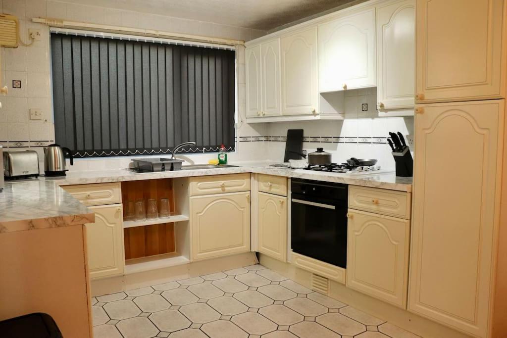 Lovely Staycation With Family Free Parking & Wifi Leeds  Esterno foto