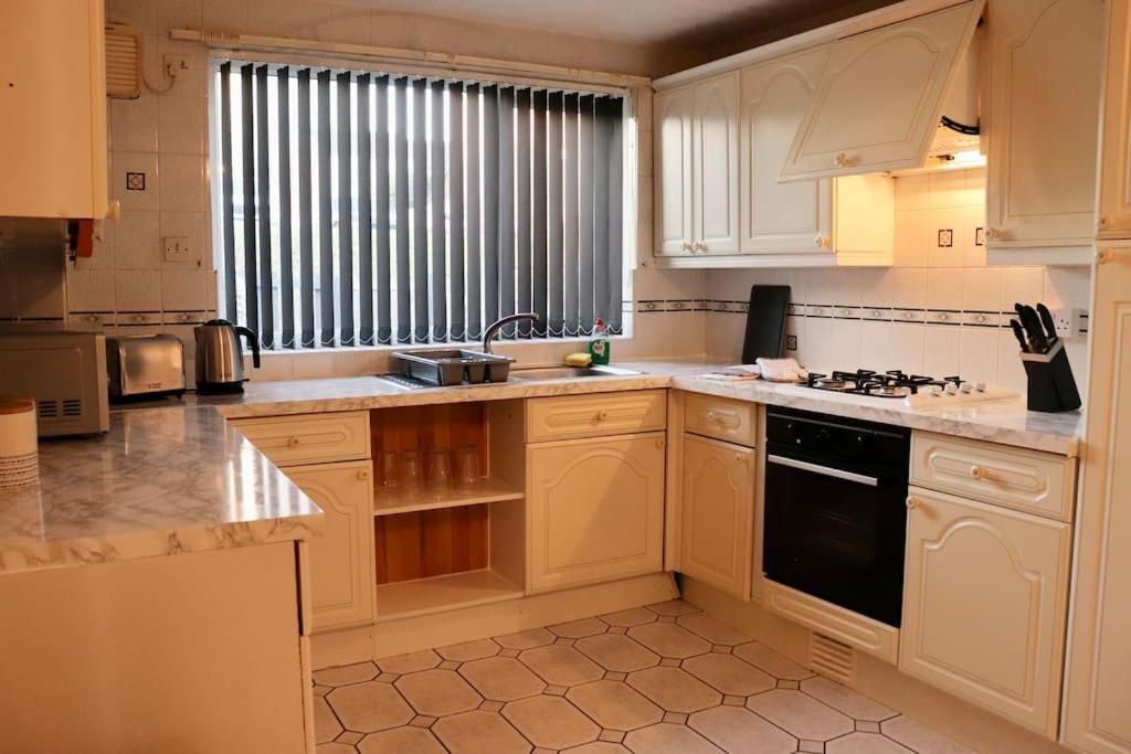 Lovely Staycation With Family Free Parking & Wifi Leeds  Esterno foto