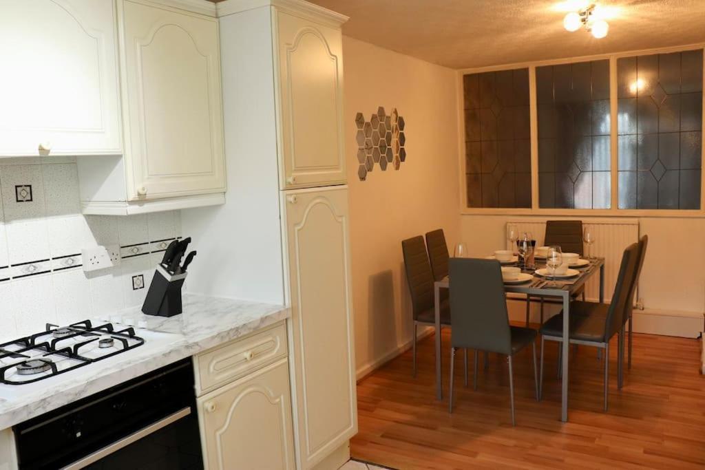 Lovely Staycation With Family Free Parking & Wifi Leeds  Esterno foto