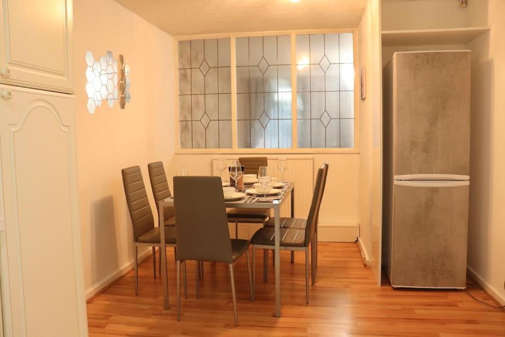 Lovely Staycation With Family Free Parking & Wifi Leeds  Esterno foto